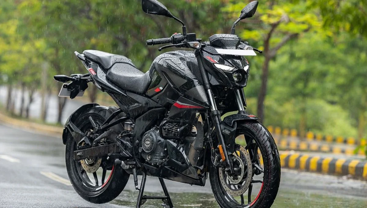 Bajaj की इस स्पोर्ट्स बाइक में आपको मिलेगा 60 किलोमीटर का माइलेज और पावरफुल इंजन, जाने कीमत