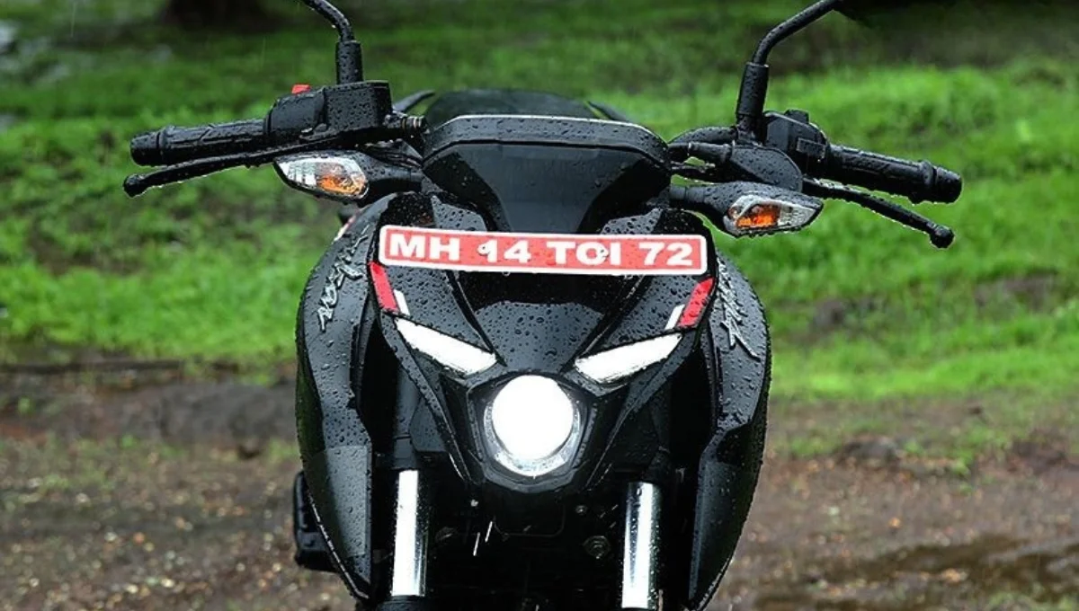 Bajaj की इस स्पोर्ट्स बाइक में आपको मिलेगा 60 किलोमीटर का माइलेज और पावरफुल इंजन, जाने कीमत